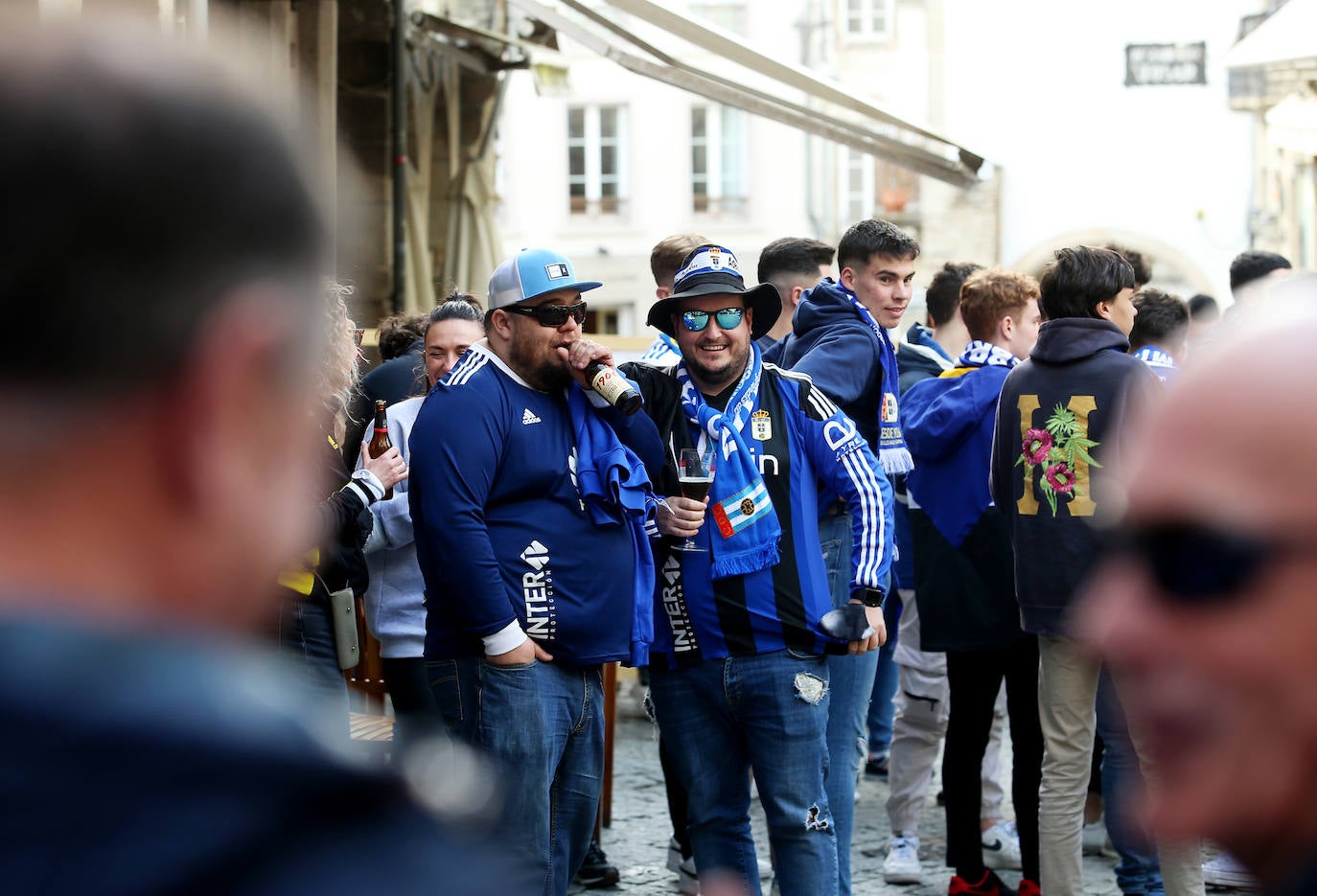 La afición del Real Oviedo ha llenado las calles de Lugo, donde el club azul se disputa este sábado los tres puntos 