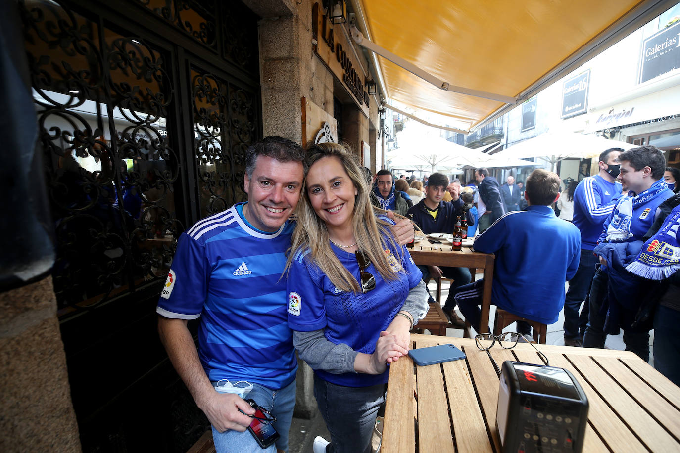 La afición del Real Oviedo ha llenado las calles de Lugo, donde el club azul se disputa este sábado los tres puntos 