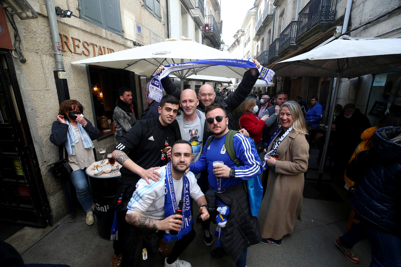 La afición del Real Oviedo ha llenado las calles de Lugo, donde el club azul se disputa este sábado los tres puntos 