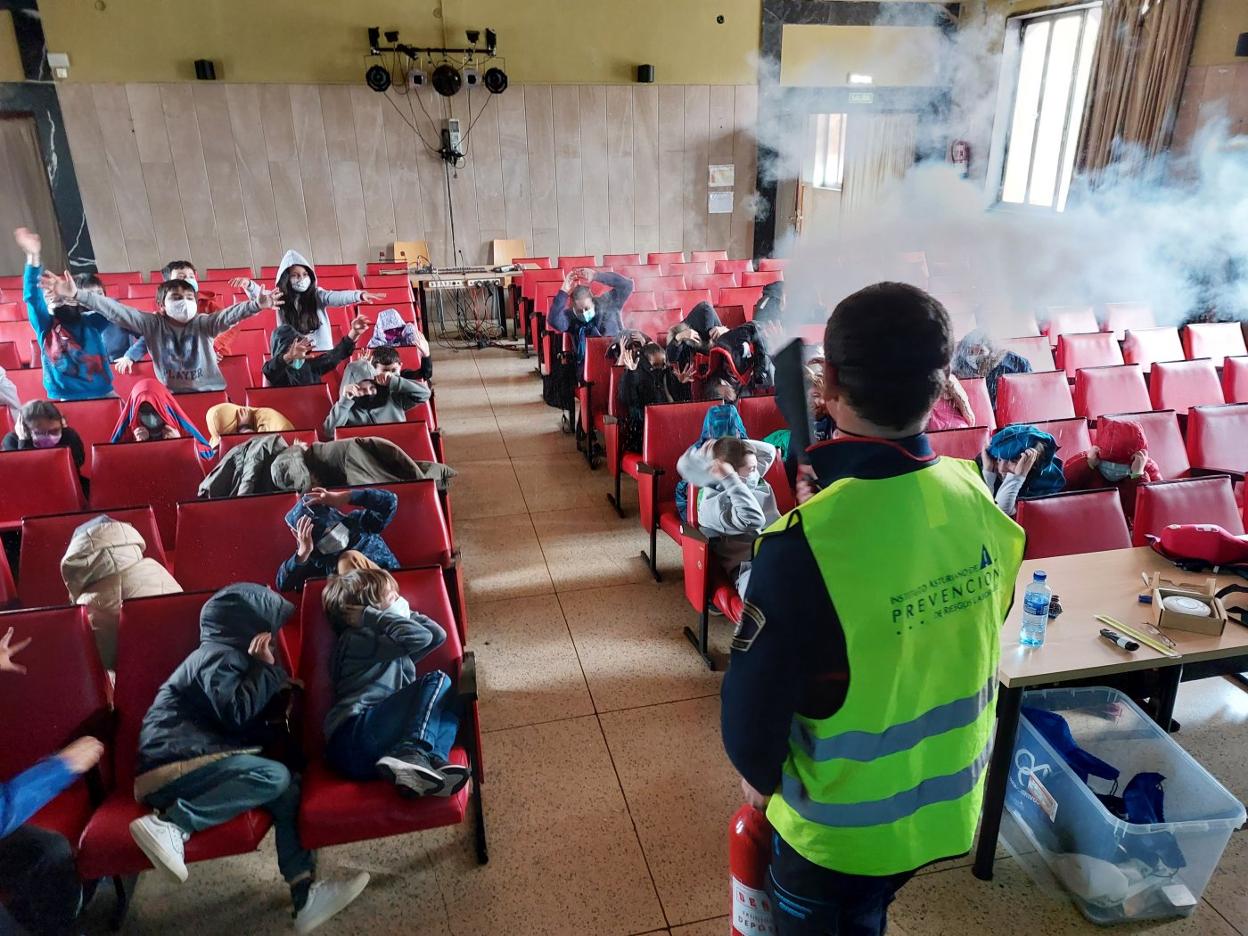 Los escolares, entusiasmados con el extintor, pidieron más nieve carbónica al grito de: «'Otra, otra'». 