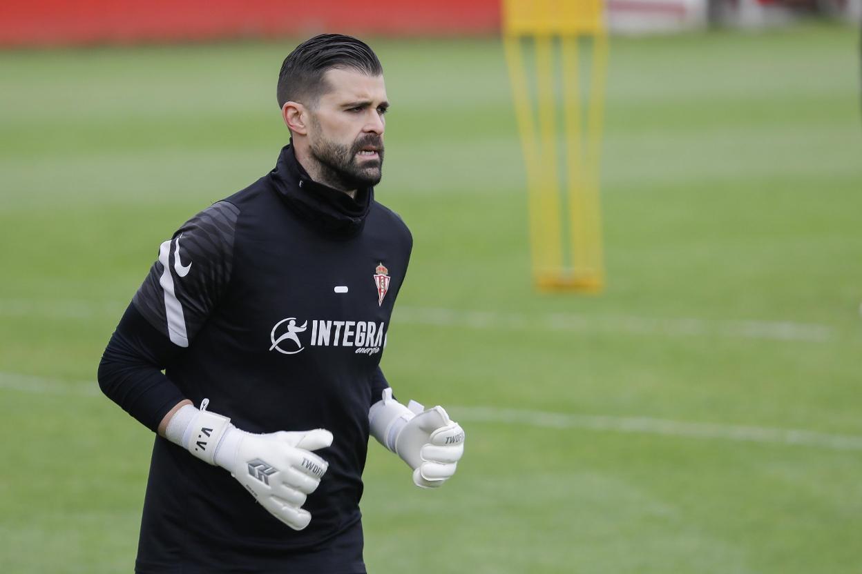 Iván Cuéllar, en un momento del entrenamiento de ayer, sin Diego Mariño, que será la gran ausencia en la convocatoria de hoy.