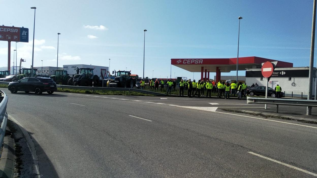 Un piquete informativo de transportistas y ganaderos, ayer, en la rotonda de Salcedo (Navia). 