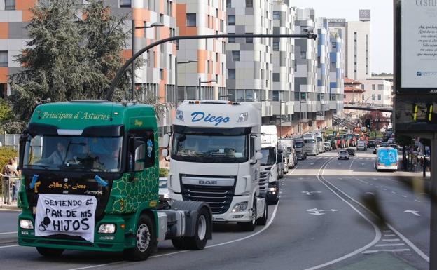 Transportistas y ganaderos llevan sus protestas a las calles de Oviedo