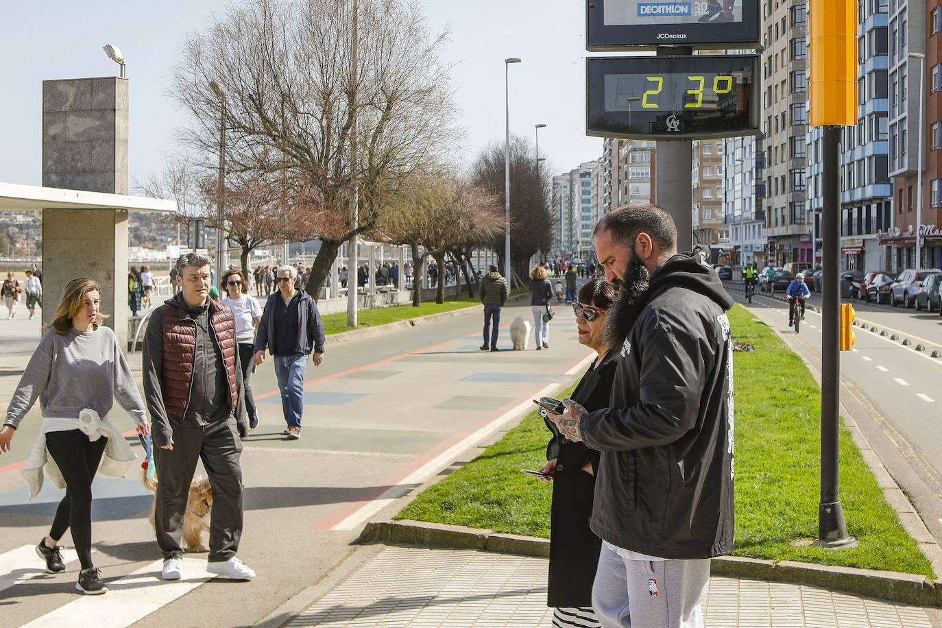 La primera jornada de primavera ha dejado temperaturas de hasta 23 grados en Gijón 