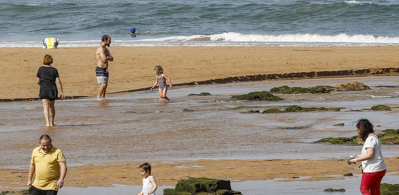 La primera jornada de primavera ha dejado temperaturas de hasta 23 grados en Gijón 