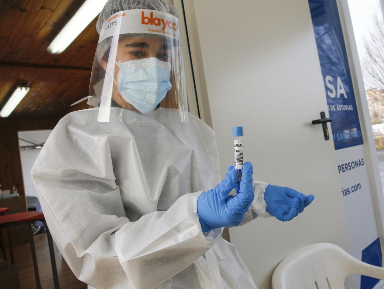 Una sanitaria con una muestra obtenida mediante PCR en el autocovid de Las Mestas. 