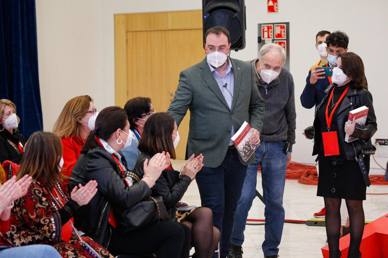 El secretario general de la FSA, Adrián Barbón, y Adolfo Fernández, director de la Fundación José Barreiro.