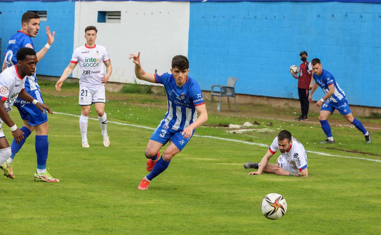 Juanmi Carrión disputa un balón en presencia de su compañero Ródenas, durante un ataque del Real Avilés. 