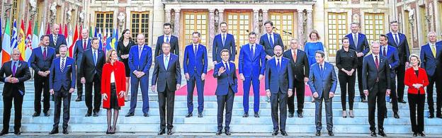 Imagen de Familia. Los jefes de Estado y de Gobierno de los Veintisiete se reunieron hace unos días en Versalles en una cumbre extraordinaria para hablar sobre la guerra. 