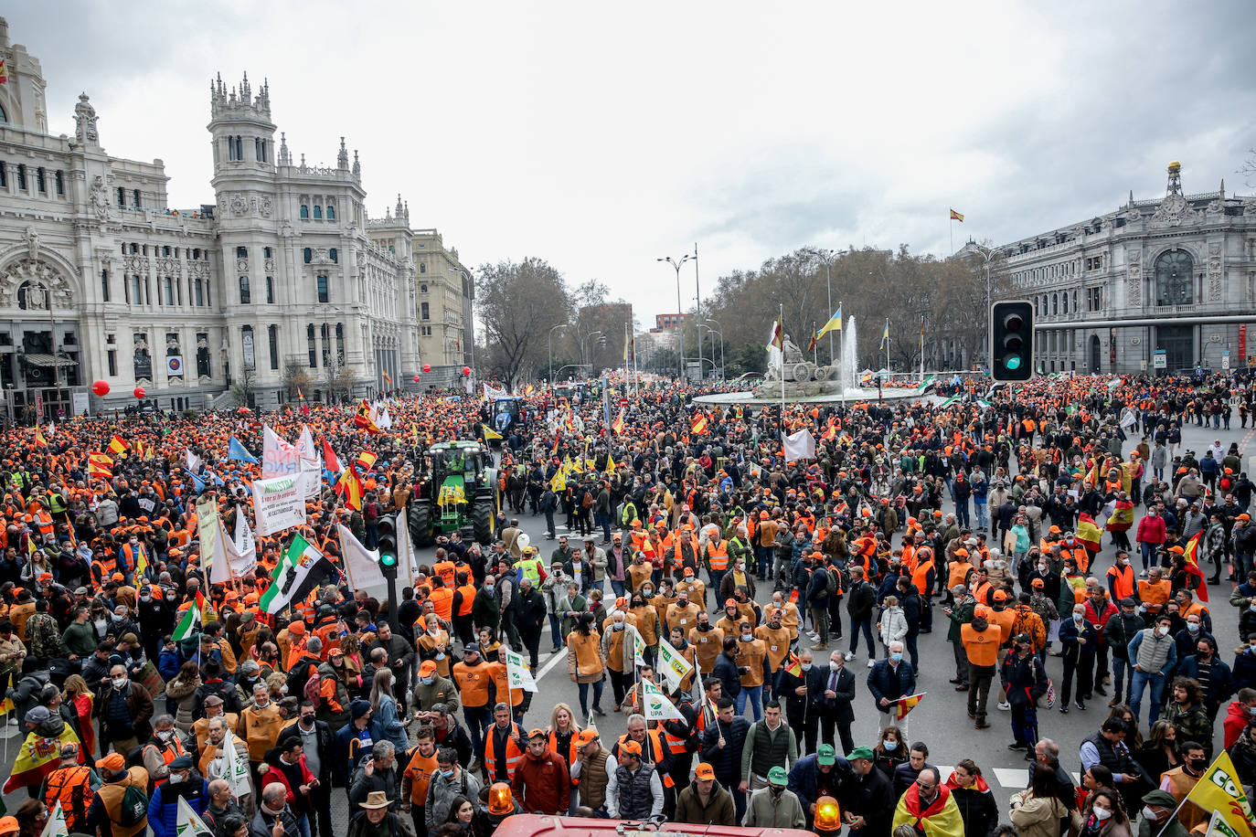 Decenas de miles de personas han tomado las calles de Madrid en una petición desesperada de auxilio al Gobierno por su supervivencia.