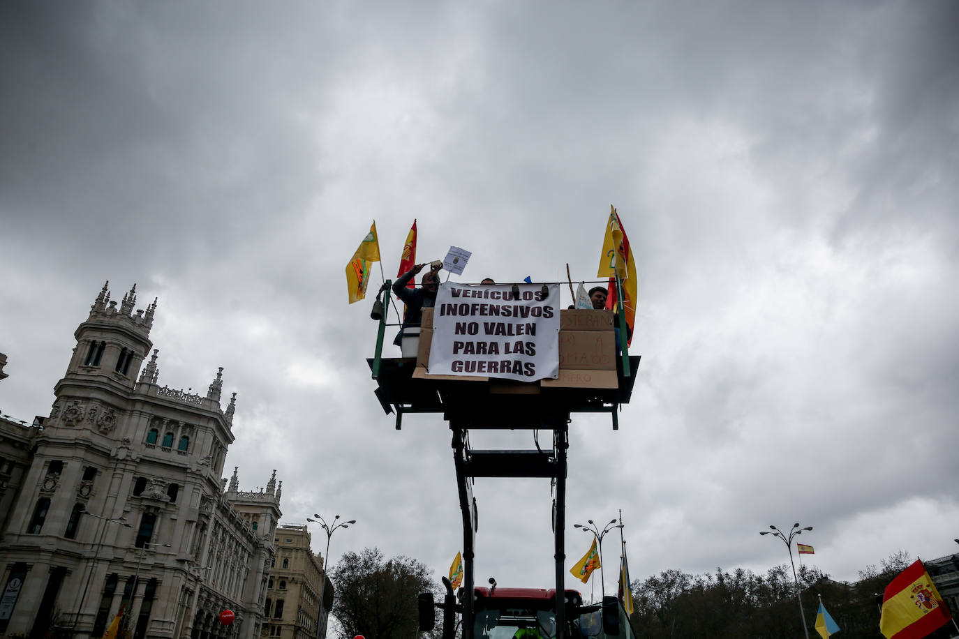 Decenas de miles de personas han tomado las calles de Madrid en una petición desesperada de auxilio al Gobierno por su supervivencia.