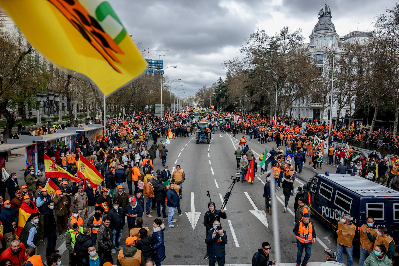 Decenas de miles de personas han tomado las calles de Madrid en una petición desesperada de auxilio al Gobierno por su supervivencia.