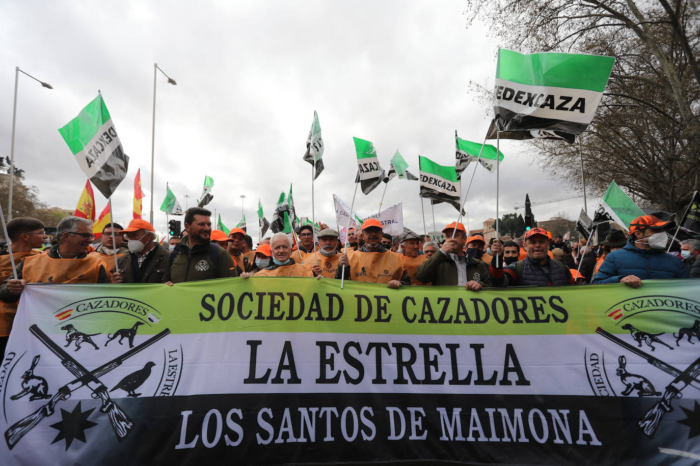 Decenas de miles de personas han tomado las calles de Madrid en una petición desesperada de auxilio al Gobierno por su supervivencia.