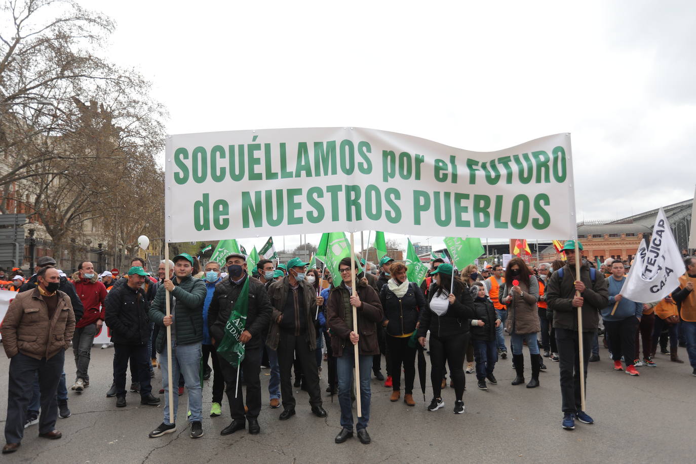 Decenas de miles de personas han tomado las calles de Madrid en una petición desesperada de auxilio al Gobierno por su supervivencia.