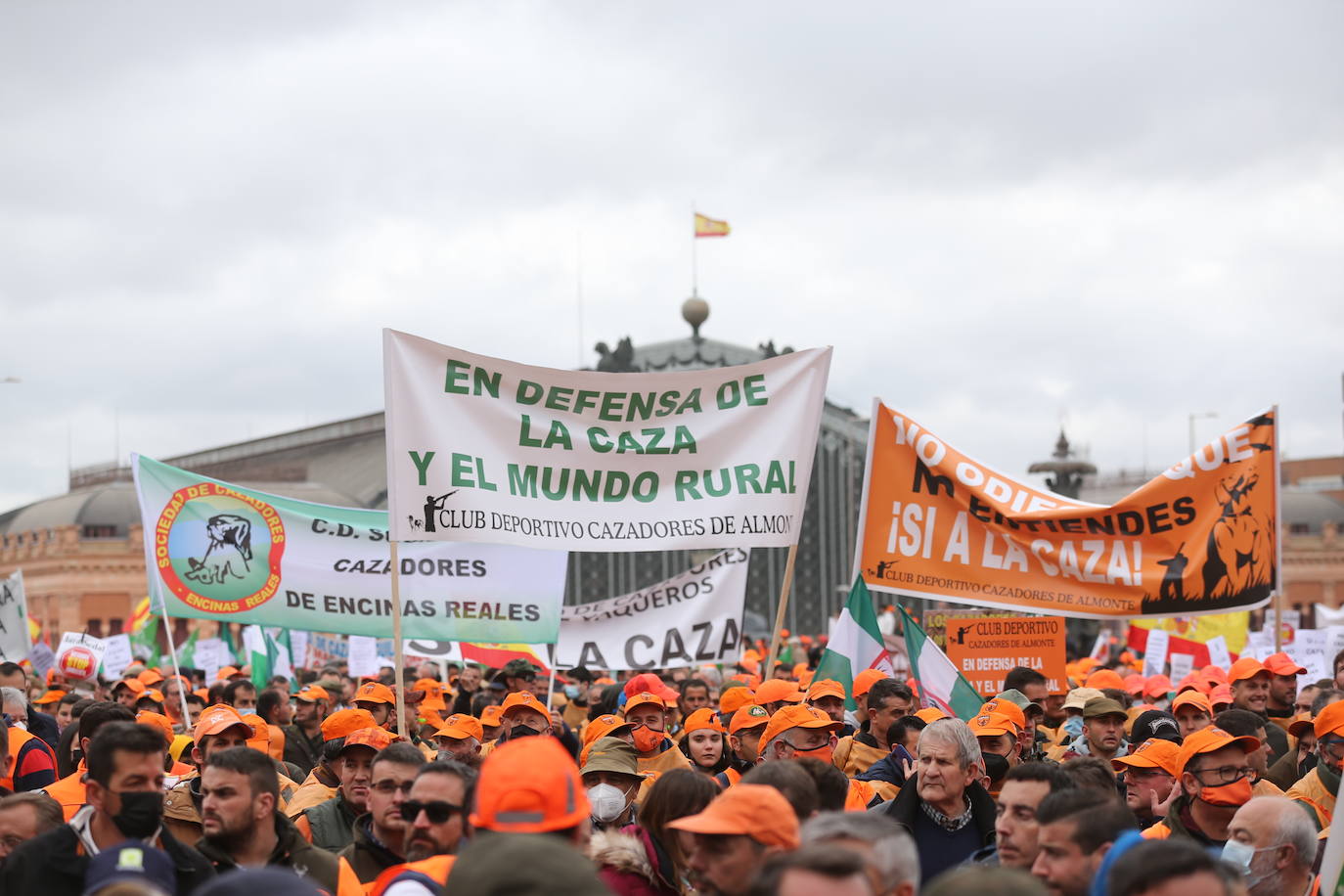 Decenas de miles de personas han tomado las calles de Madrid en una petición desesperada de auxilio al Gobierno por su supervivencia.