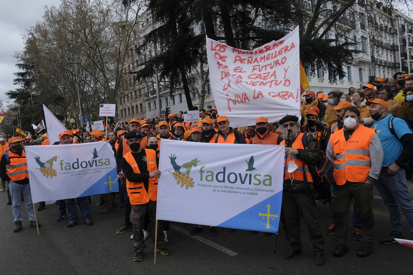 Decenas de miles de personas han tomado las calles de Madrid en una petición desesperada de auxilio al Gobierno por su supervivencia.