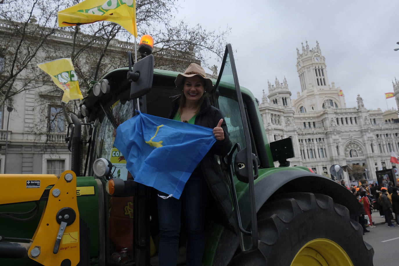 Decenas de miles de personas han tomado las calles de Madrid en una petición desesperada de auxilio al Gobierno por su supervivencia.