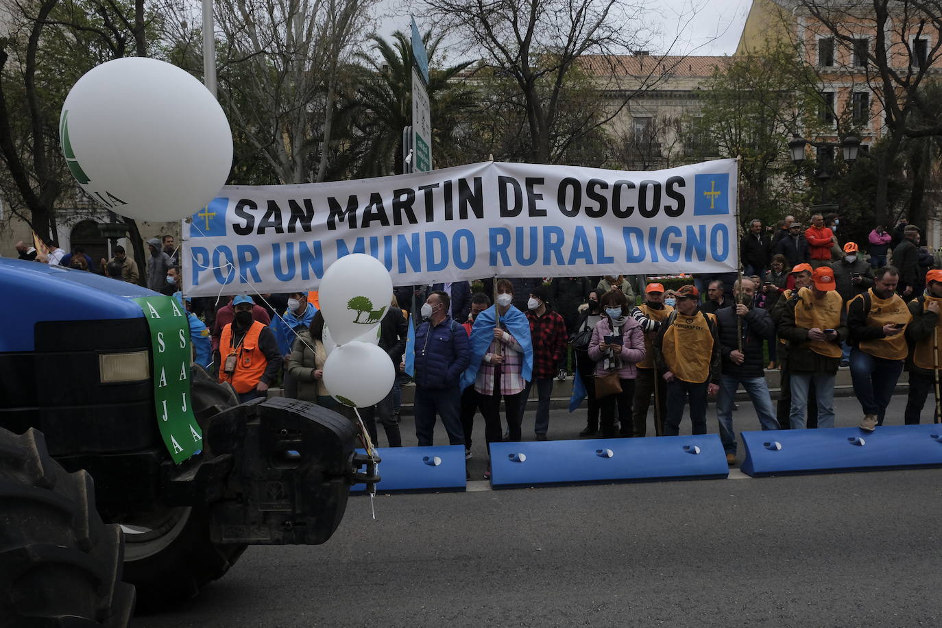 Decenas de miles de personas han tomado las calles de Madrid en una petición desesperada de auxilio al Gobierno por su supervivencia.