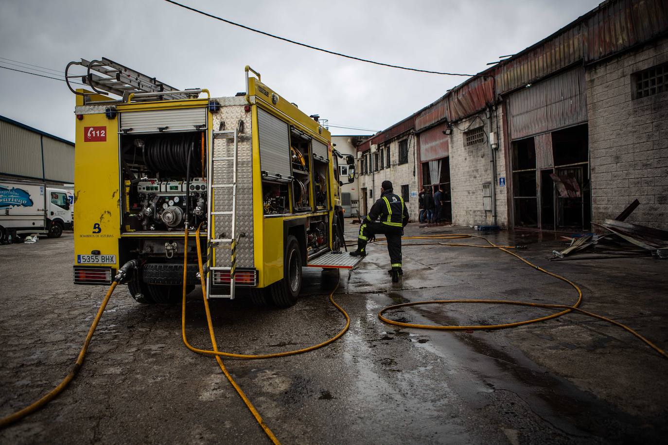 Nueve parques de Bomberos se movilizaron para apagar un gran incendio en una nave industrial del polígono de Santienes. Las llamas han calcinado gran parte de las instalaciones y vehículos cercanos