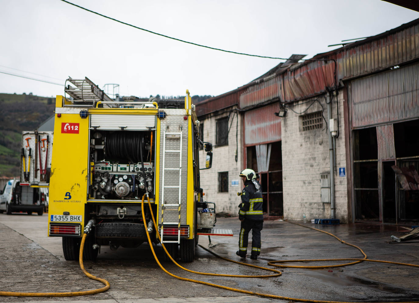 Nueve parques de Bomberos se movilizaron para apagar un gran incendio en una nave industrial del polígono de Santienes. Las llamas han calcinado gran parte de las instalaciones y vehículos cercanos