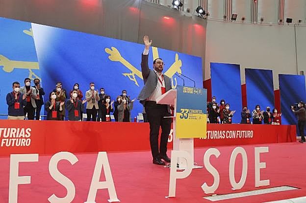 Adrián Barbón saluda a los delegados del Congreso, arropado por su nueva ejecutiva, que le aplaude a su espalda.
