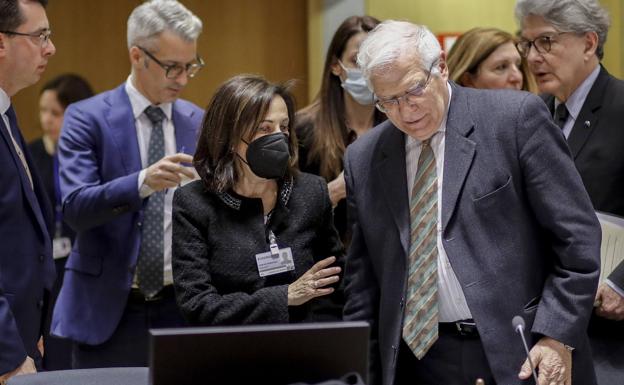 La ministra de Defensa, Margarita Robles, y el responsable de la pololítica exteriores de la UE, Josep Borrell, este lunes en Bruselas durante la reunión de ministros de Defensa y Exteriores comunitarios.