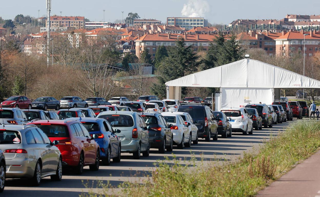 Autocovid frente a la Escuela de Marina Civil en el campus de Viesques (Gijón)