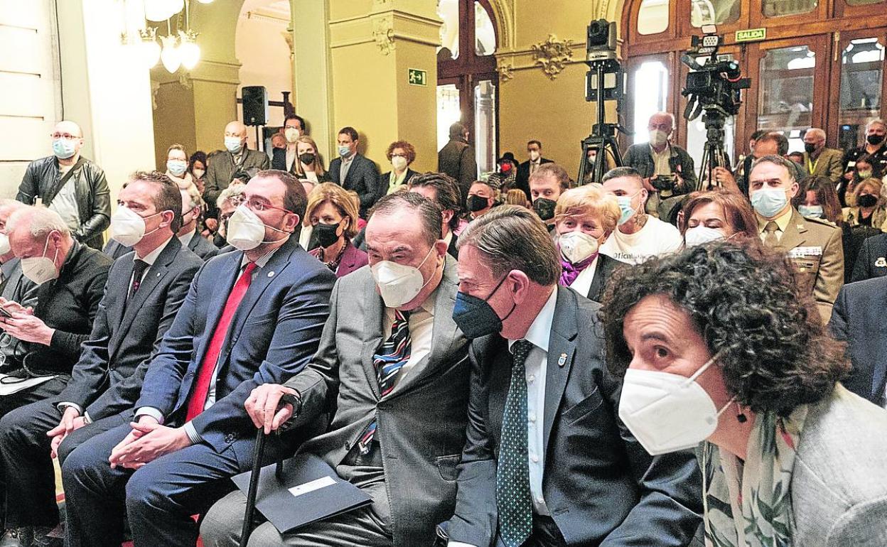 Yuri Nasushkin, Marcelino Marcos Líndez, Adrián Barbón, Graciano García, Alfredo Canteli y Berta Piñán, rodeados de autoridades y representantes de distintos sectores de la sociedad civil. 