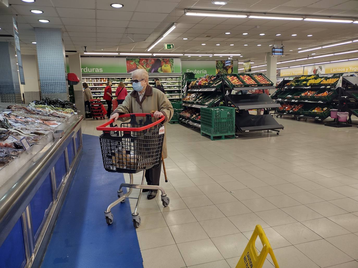 Como consecuencia del paro del transporte por carretera en Asturias, algunos pequeños comercios están teniendo que cerrar por desabastecimiento y en las estanterías de supermercados y grandes superficies se nota la falta de algunos productos. En la imagen, un supermercado Familia.