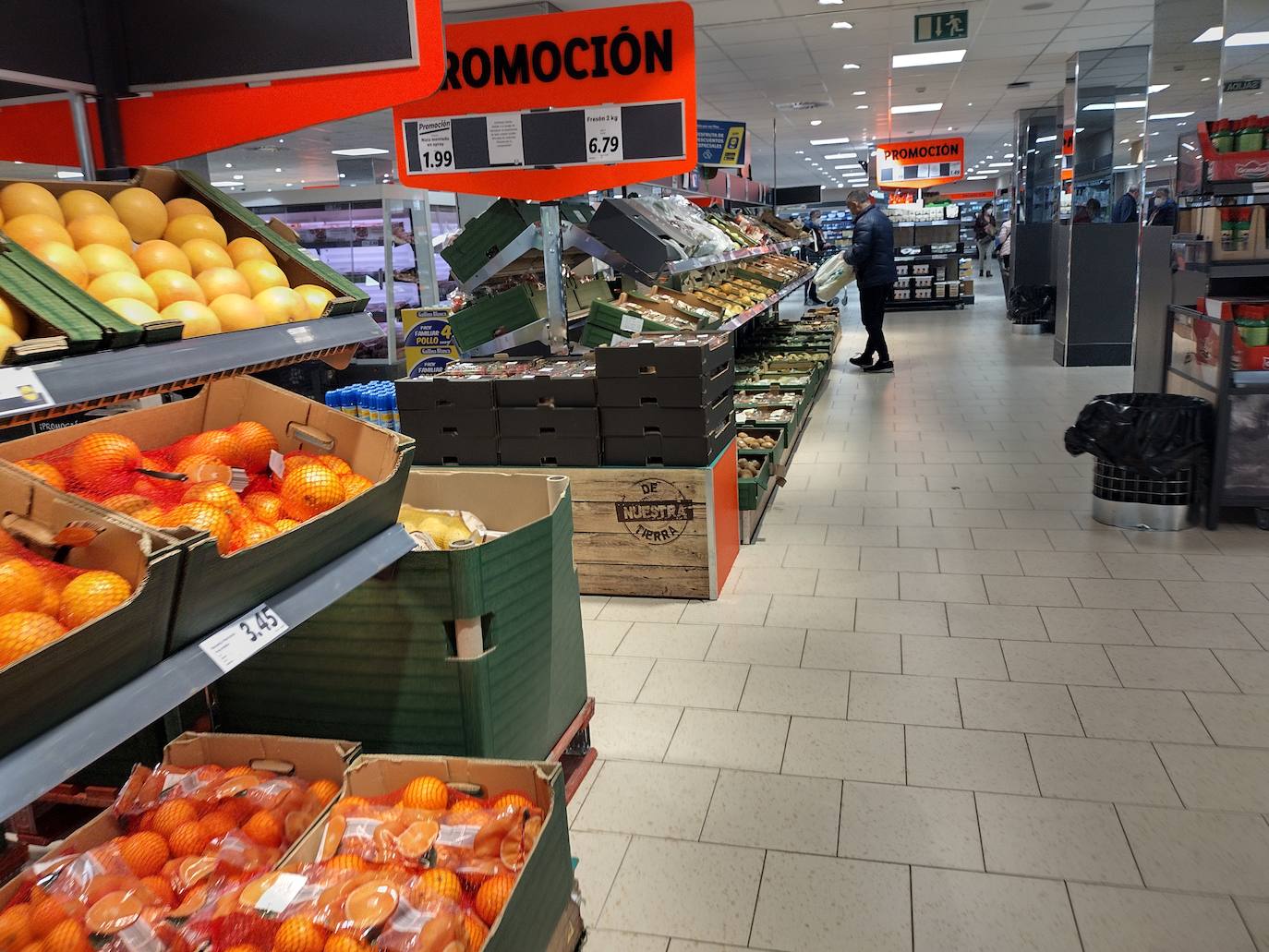 Como consecuencia del paro del transporte por carretera en Asturias, algunos pequeños comercios están teniendo que cerrar por desabastecimiento y en las estanterías de supermercados y grandes superficies se nota la falta de algunos productos. En la imagen, una tienda de Lidl, en el barrio de La Arena, en Gijón. 