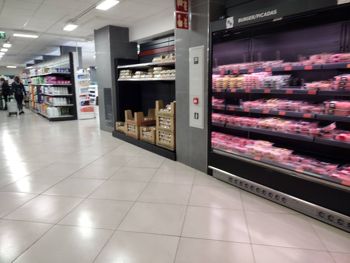 Como consecuencia del paro del transporte por carretera en Asturias, algunos pequeños comercios están teniendo que cerrar por desabastecimiento y en las estanterías de supermercados y grandes superficies se nota la falta de algunos productos. En la imagen, una tienda de Mercadona.