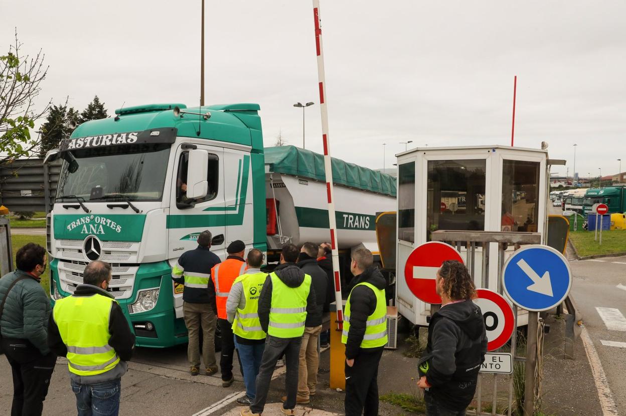 Un piquete, a la entrada del Centro de Transportes de Gijón. 