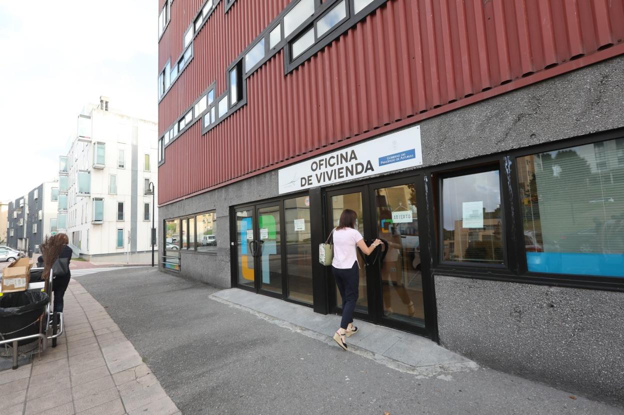 Una mujer accede a las instalaciones de la Oficina municipal de Vivienda. 