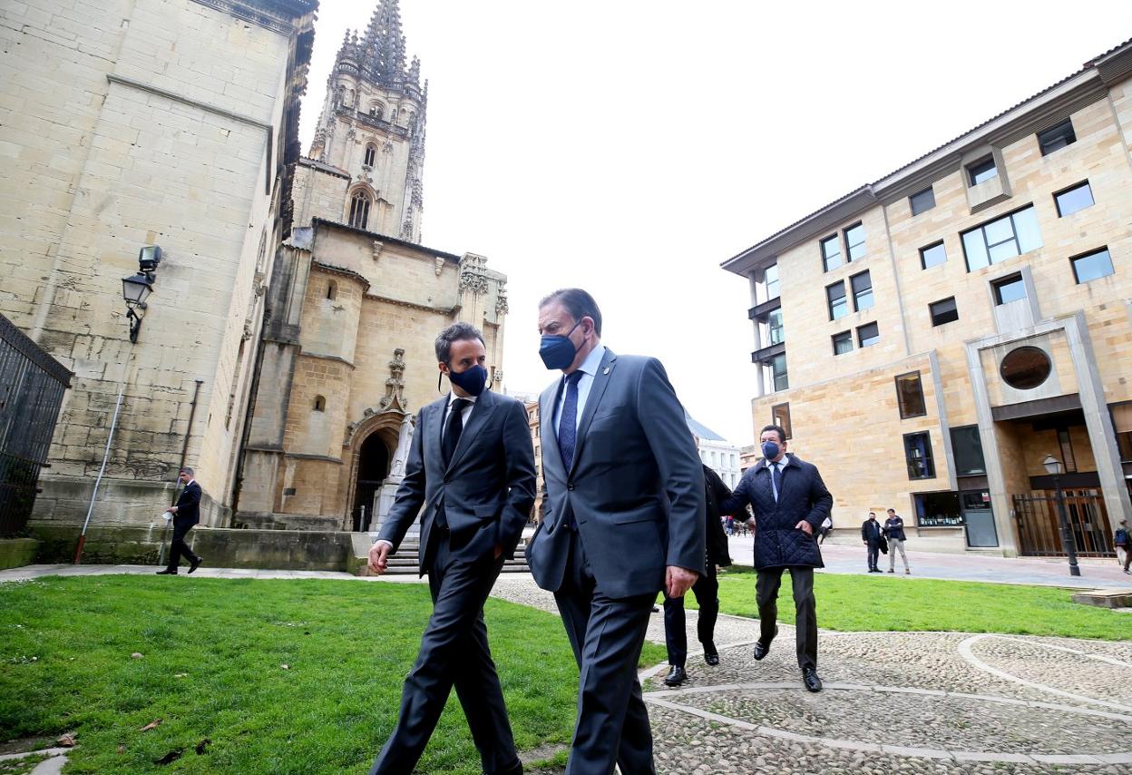 El edil de Urbanismo, Nacho Cuesta, charla con el alcalde, Alfredo Canteli, mientras acuden a la misa en la capilla del Rey Casto. 