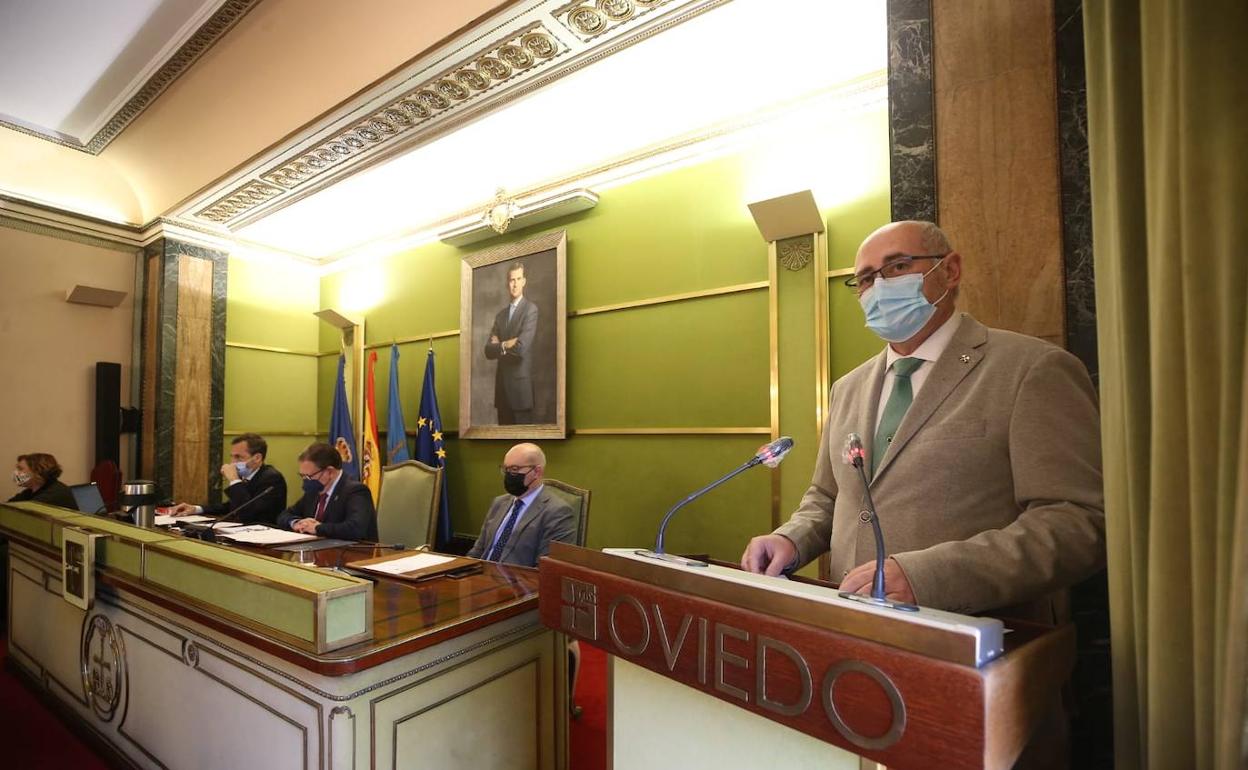 El director de la Escuela de Minas durante el pleno celebrado esta mañana en Oviedo. 