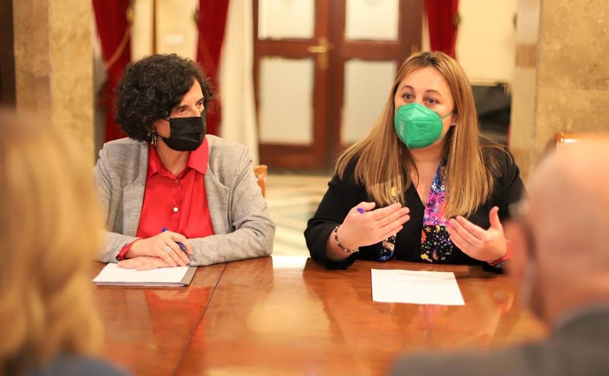 Las consejeras de Educación, Lydia Espina, y de Cultura, Política Llingüística y Turismo, Berta Piñán durante la reunión de hoy con la ministra de Educación. 