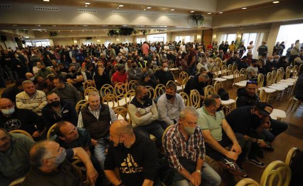 Multitudinaria reunión de los transportistas asturianos en Llanera. 