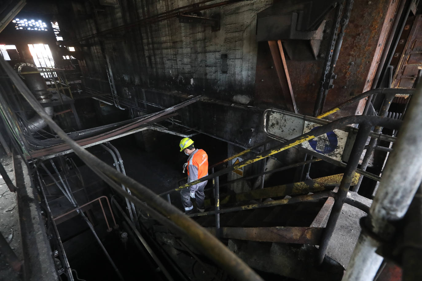 La demolición del complejo, formado por una gran cantidad de tubos, tuberías, tanques y estructuras de hormigón avanzan al ritmo previsto.