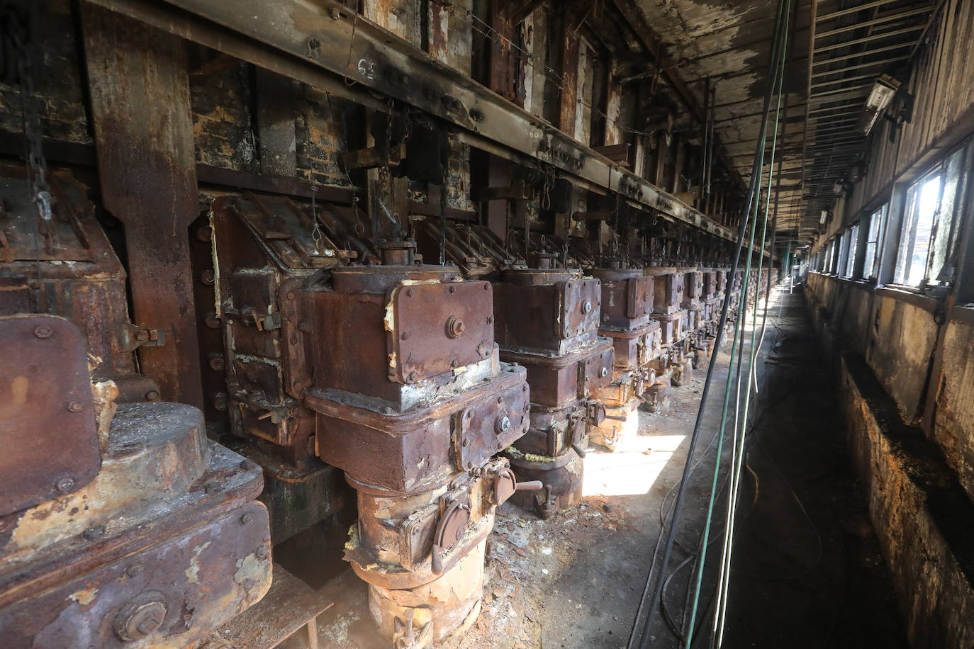 La demolición del complejo, formado por una gran cantidad de tubos, tuberías, tanques y estructuras de hormigón avanzan al ritmo previsto.