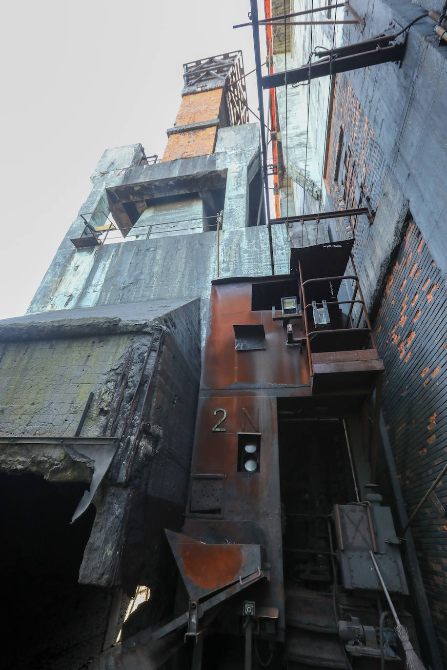 La demolición del complejo, formado por una gran cantidad de tubos, tuberías, tanques y estructuras de hormigón avanzan al ritmo previsto.