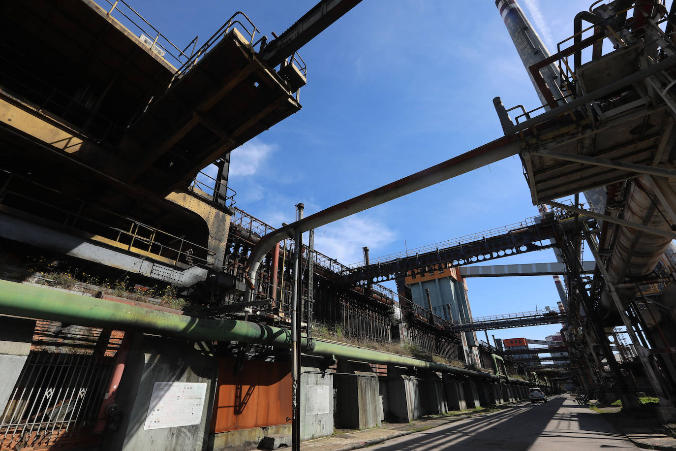 La demolición del complejo, formado por una gran cantidad de tubos, tuberías, tanques y estructuras de hormigón avanzan al ritmo previsto.