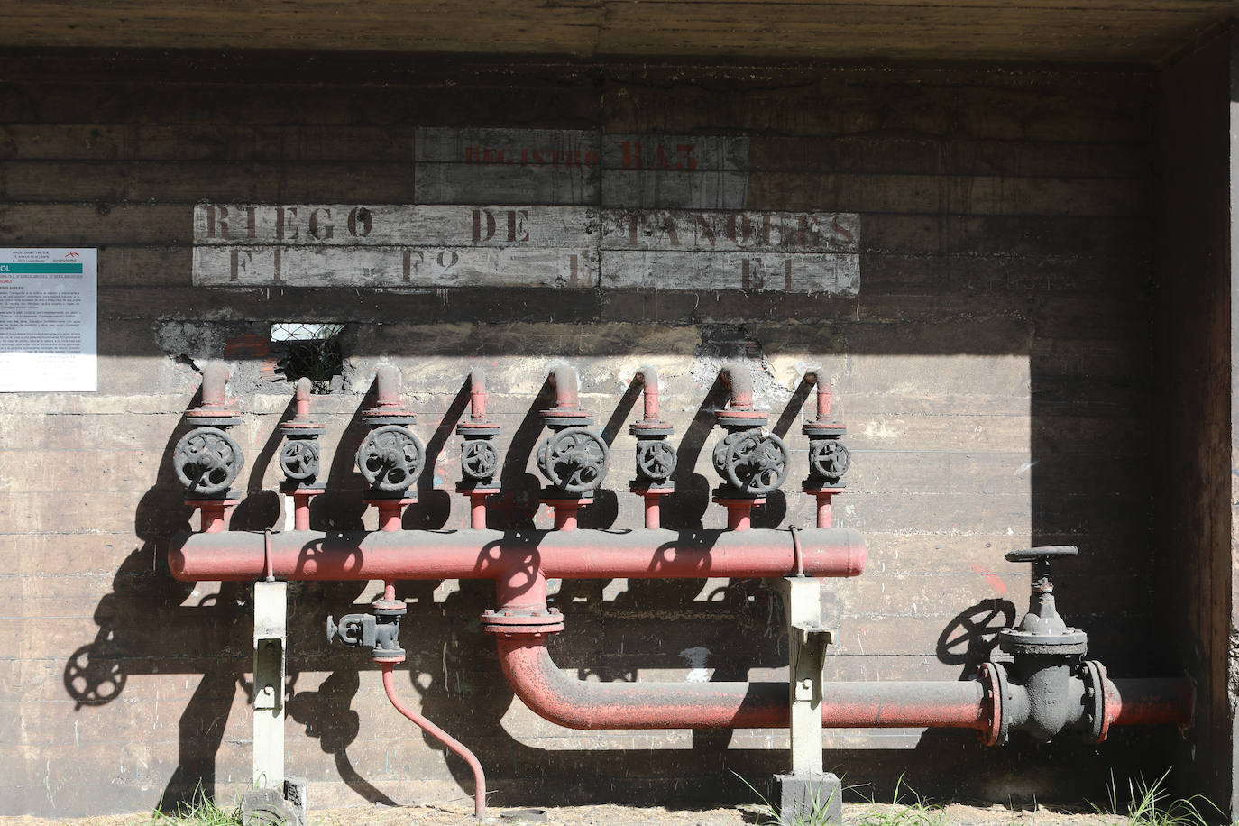 La demolición del complejo, formado por una gran cantidad de tubos, tuberías, tanques y estructuras de hormigón avanzan al ritmo previsto.