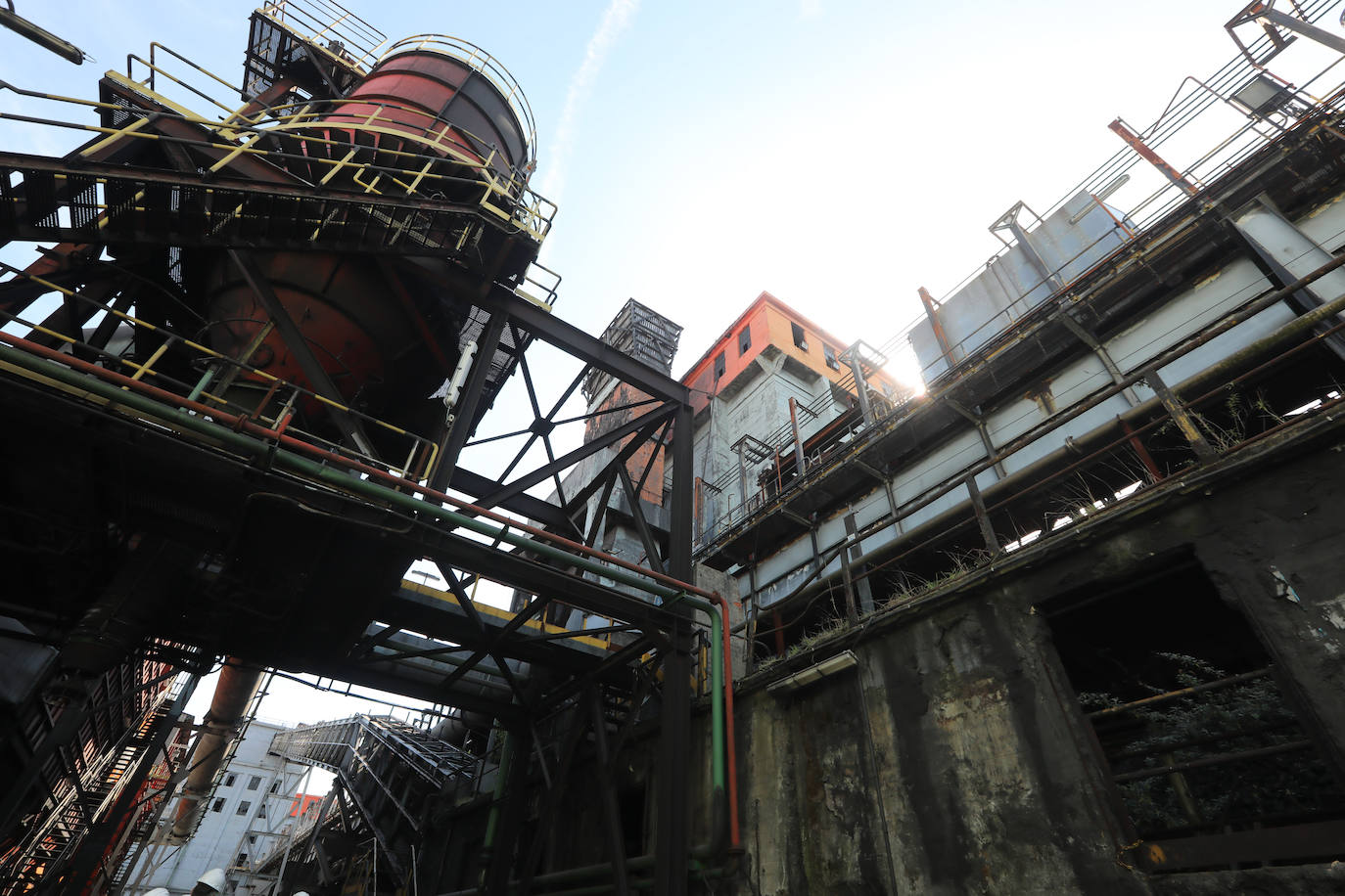 La demolición del complejo, formado por una gran cantidad de tubos, tuberías, tanques y estructuras de hormigón avanzan al ritmo previsto.