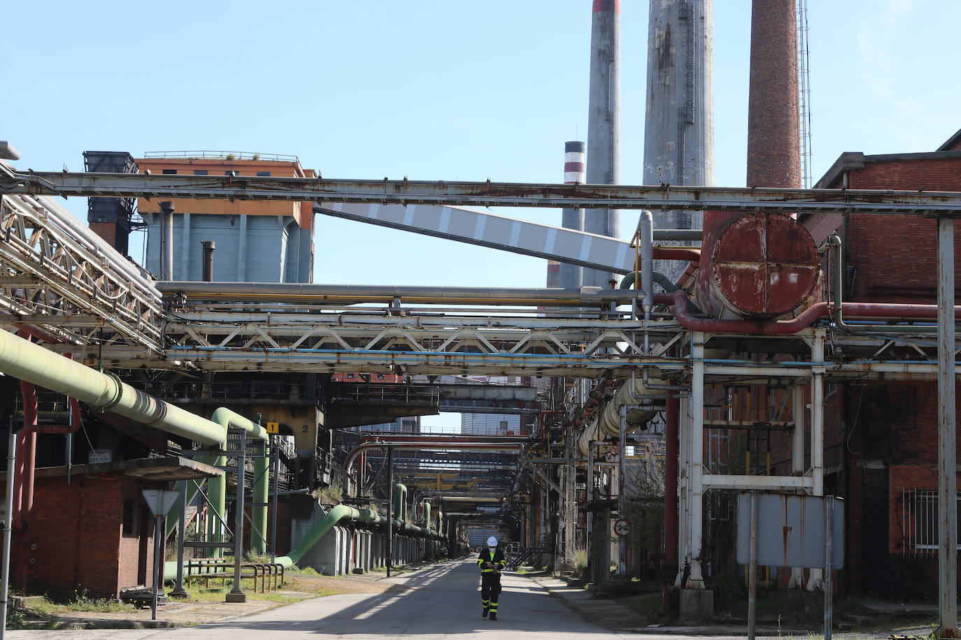 La demolición del complejo, formado por una gran cantidad de tubos, tuberías, tanques y estructuras de hormigón avanzan al ritmo previsto.