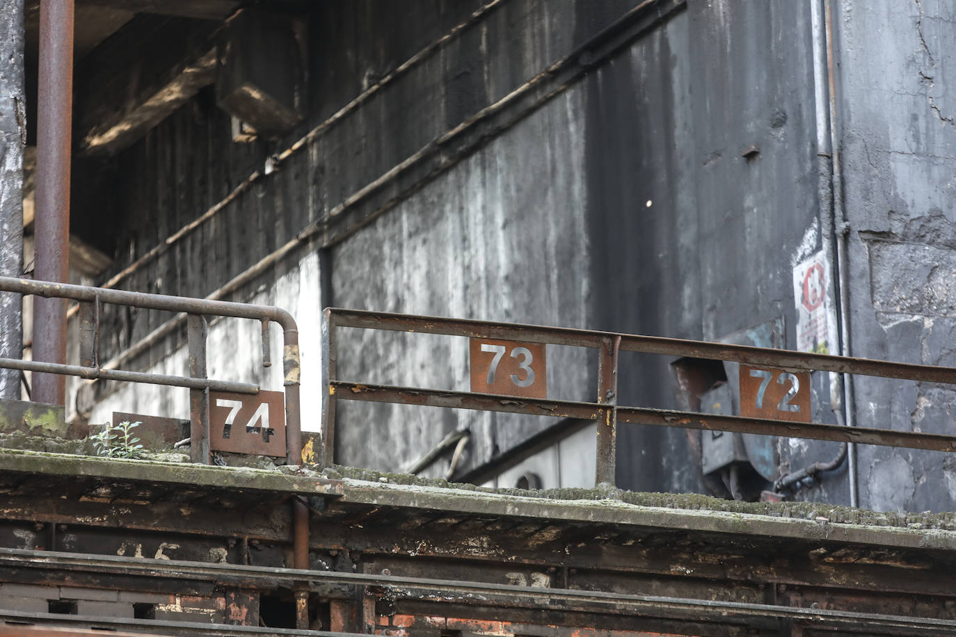 La demolición del complejo, formado por una gran cantidad de tubos, tuberías, tanques y estructuras de hormigón avanzan al ritmo previsto.