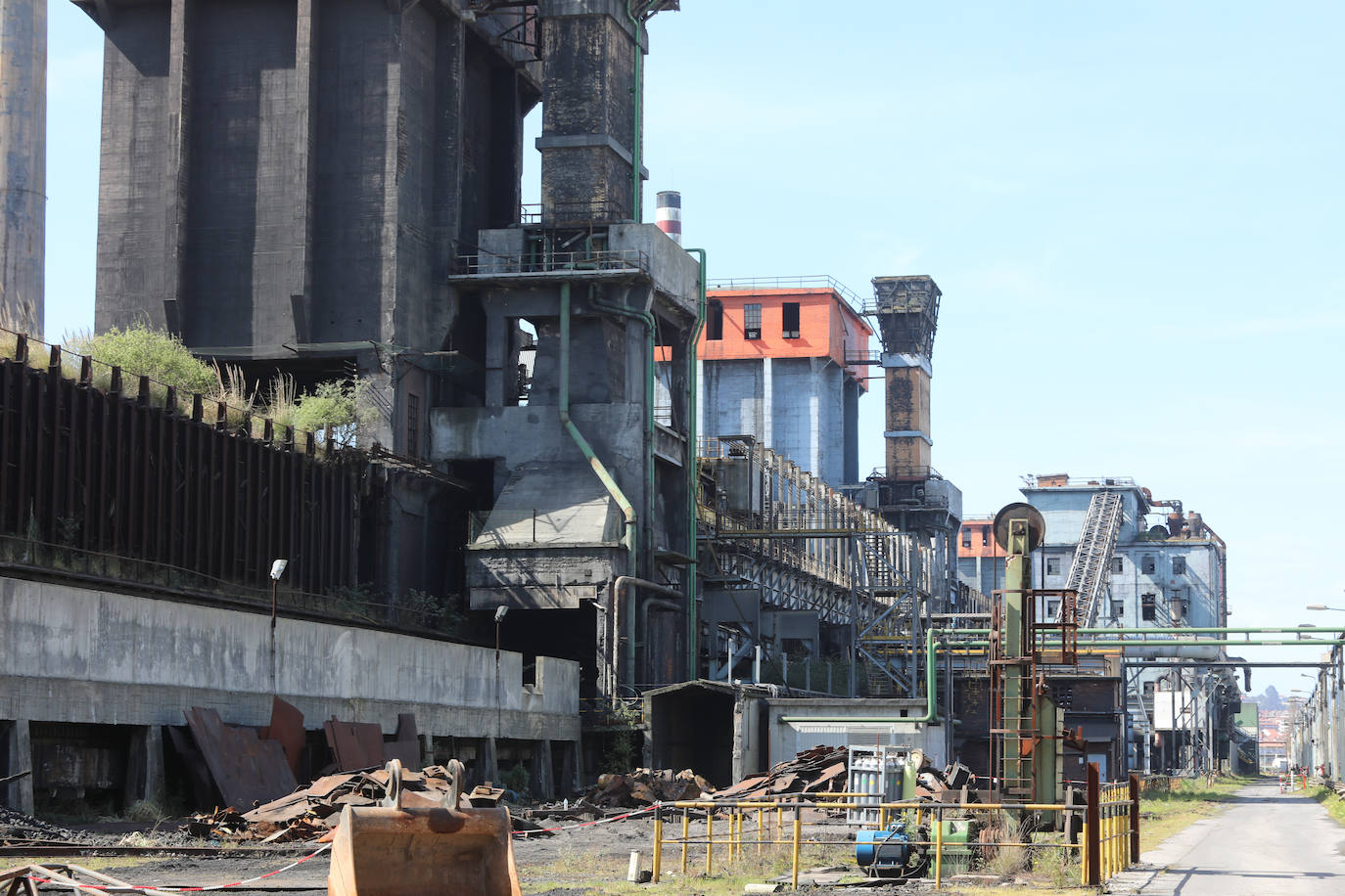 La demolición del complejo, formado por una gran cantidad de tubos, tuberías, tanques y estructuras de hormigón avanzan al ritmo previsto.
