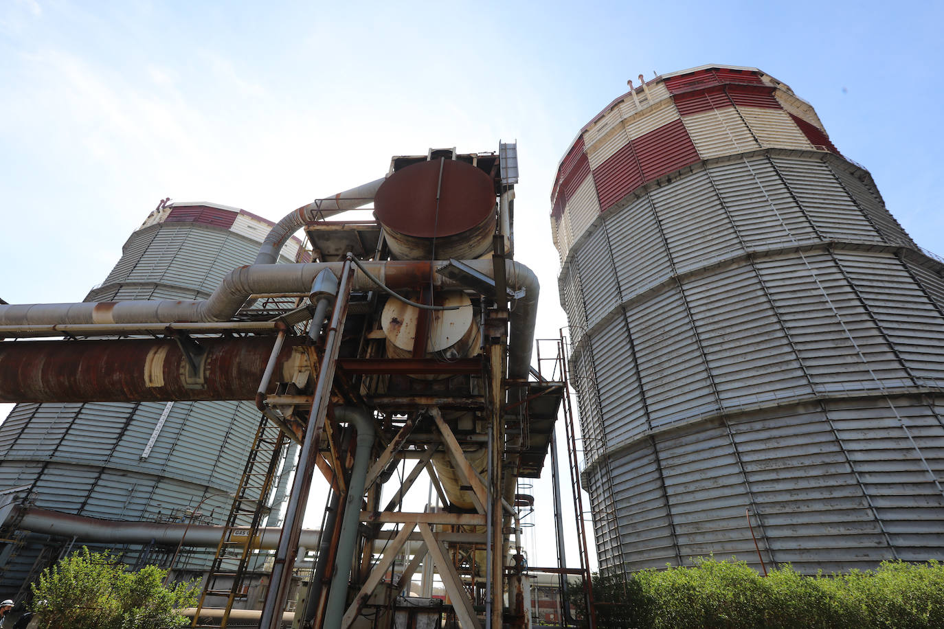 La demolición del complejo, formado por una gran cantidad de tubos, tuberías, tanques y estructuras de hormigón avanzan al ritmo previsto.