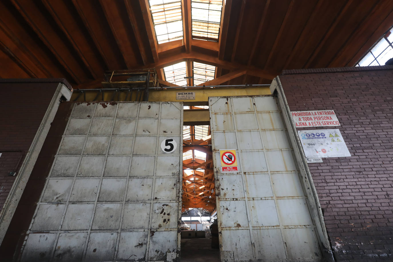 La demolición del complejo, formado por una gran cantidad de tubos, tuberías, tanques y estructuras de hormigón avanzan al ritmo previsto.