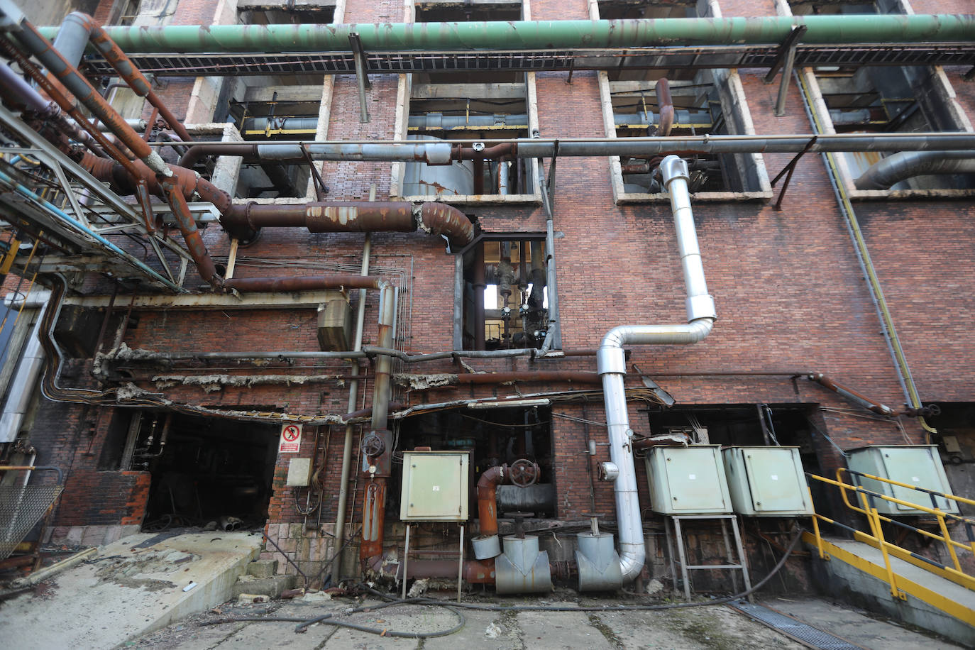 La demolición del complejo, formado por una gran cantidad de tubos, tuberías, tanques y estructuras de hormigón avanzan al ritmo previsto.