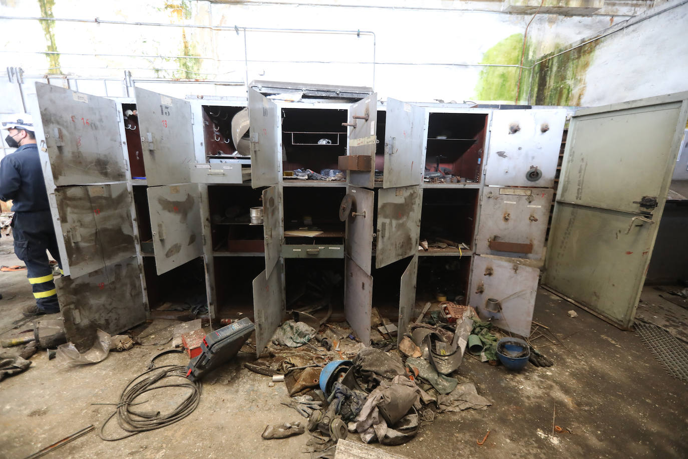 La demolición del complejo, formado por una gran cantidad de tubos, tuberías, tanques y estructuras de hormigón avanzan al ritmo previsto.